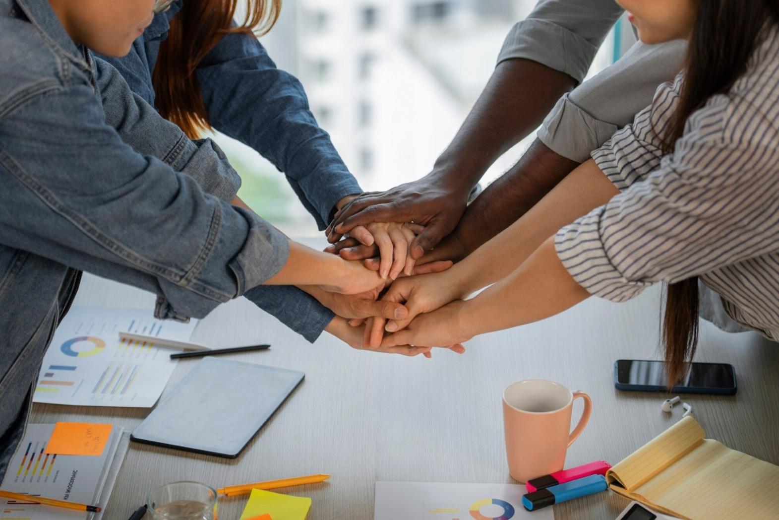 Participantes trabajando en estrategias de contenido durante un seminario
