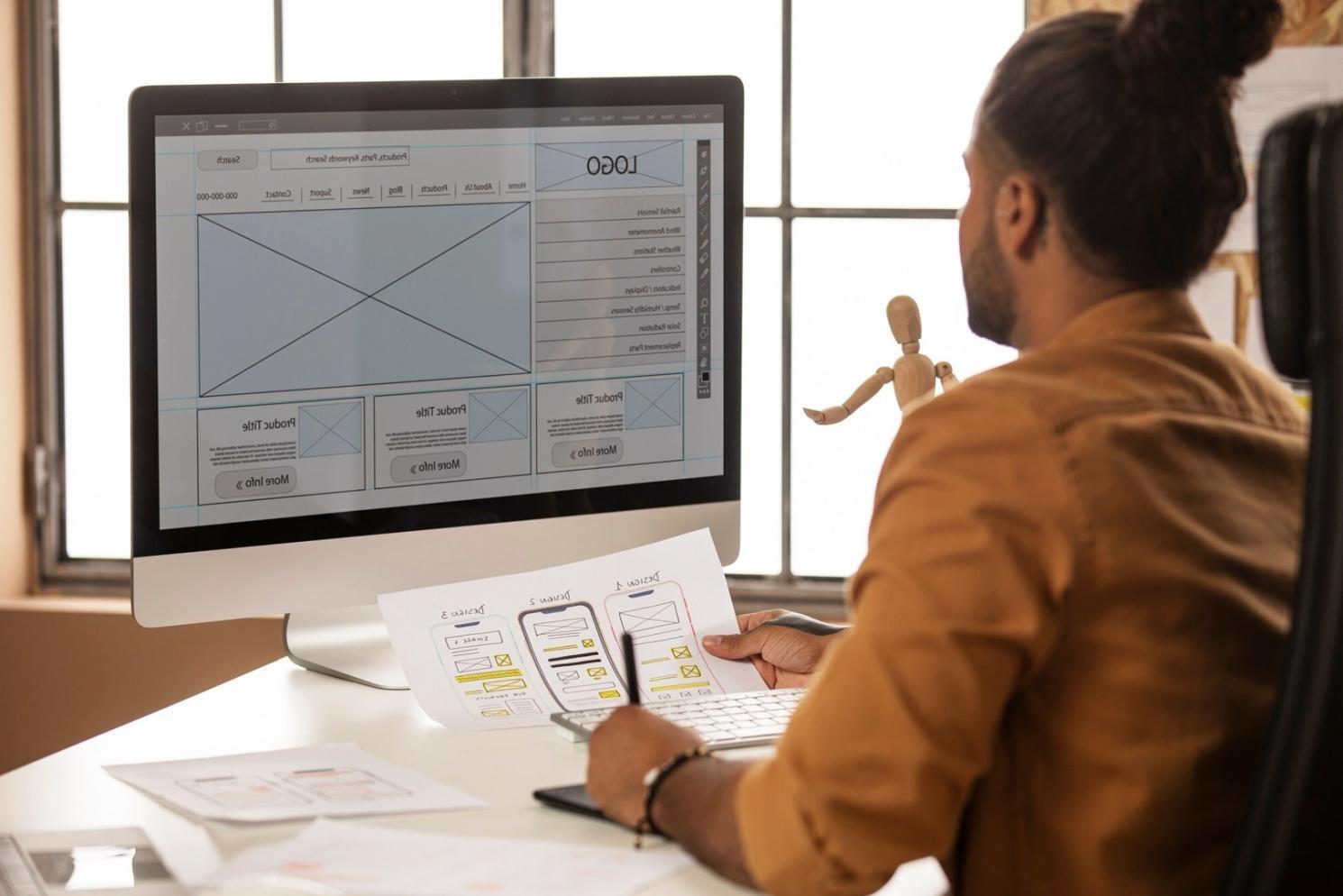 Participante trabajando en estrategia de contenido SEO